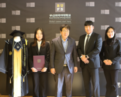 부산외대, 학생들이 직접 공모한 ‘새 학위복’ 확정