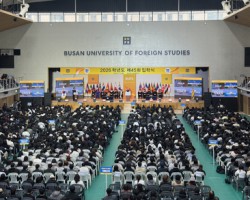 부산외대, 제45회 입학식 개최…1730명 새 출발 응원