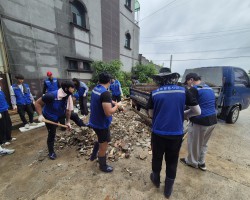 부산외대, 집중호우 피해 산청군 수해복구 자원봉사
